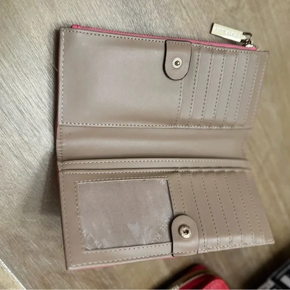Great Condition Anne Klein Vibrant Hot Pink Wallet - Picture 3 of 6